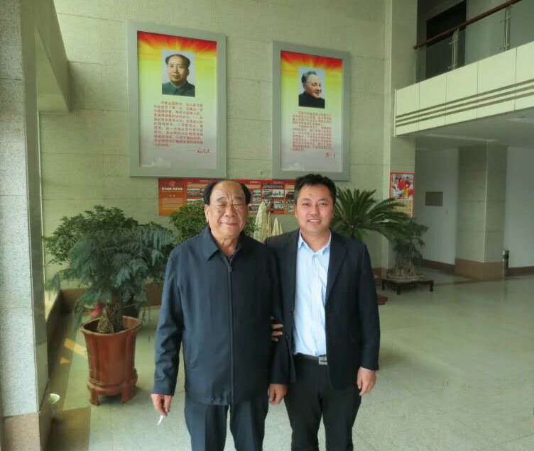 公司領(lǐng)導與王書記合影.jpg